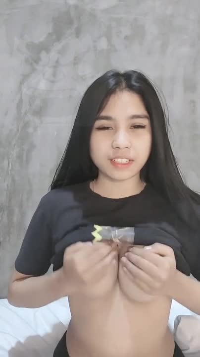 ABG Cantik Ini Pamer sekalian Colmek